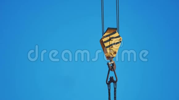 黄色起重吊钩蓝天背景起重机吊钩构造概念生活方式视频的预览图