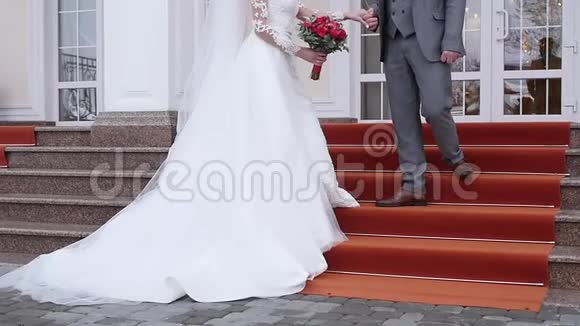 婚礼当天一对浪漫的新娘和一对新郎牵手视频的预览图