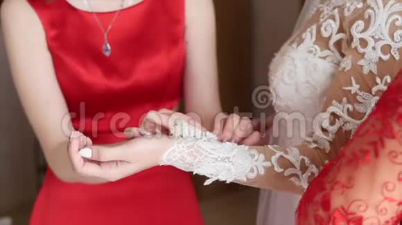 伴娘帮新娘穿裙子视频的预览图