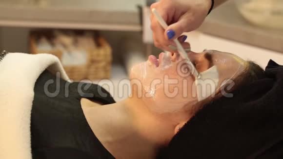 去脸面膜水疗美容治疗护肤水疗沙龙美容师为女性提供面部护理视频的预览图