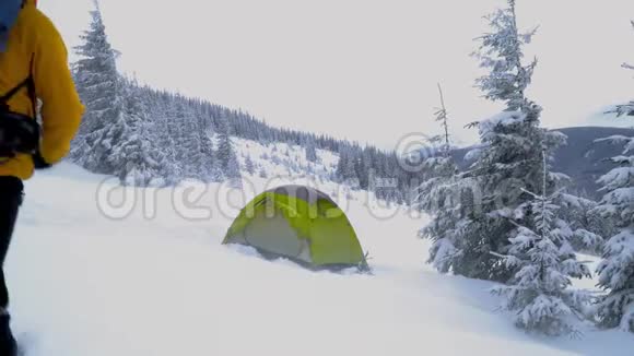 一个背着背包的人在冬天的山里旅行视频的预览图