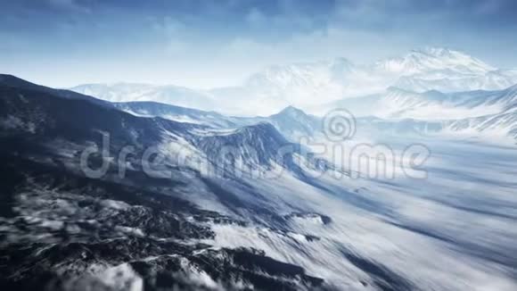 美丽的空中飞行飞越雪山美丽的冬季自然和云彩时间表4K视频的预览图