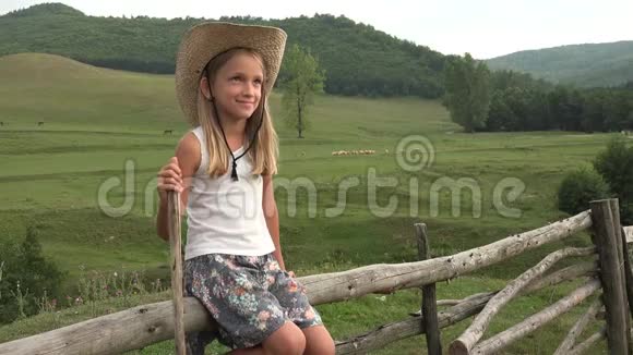 农场儿童与放牧绵羊牧羊人在田野女孩户外牧场4K视频的预览图