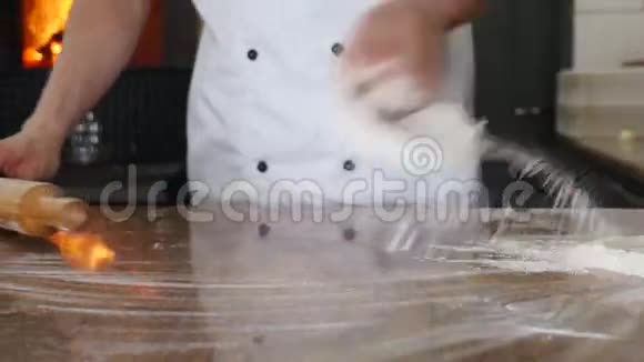 厨师的手把面团擀成比萨饼视频的预览图