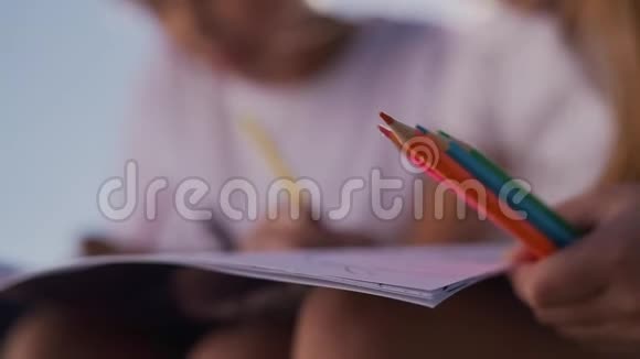 幼儿用铅笔画特写视频的预览图