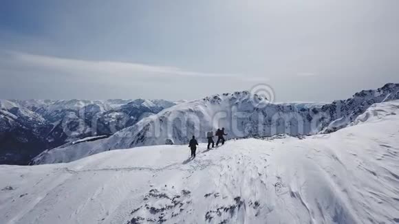 登山徒步登山探险空中飞行史诗山脉攀登成功美丽的山顶冬季视频的预览图