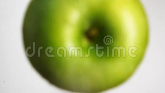 绿苹果掉进牛奶里视频的预览图