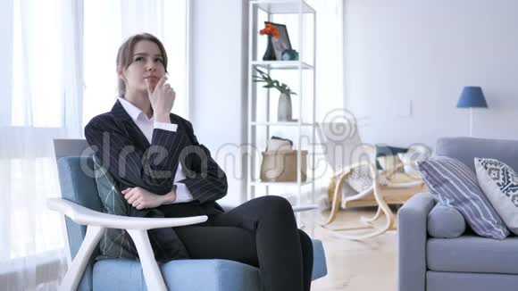 坐在沙发上思考的女人视频的预览图