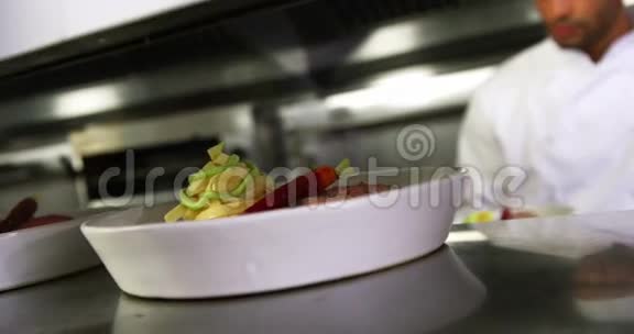 厨师的特写在点菜站准备好开胃菜盘视频的预览图