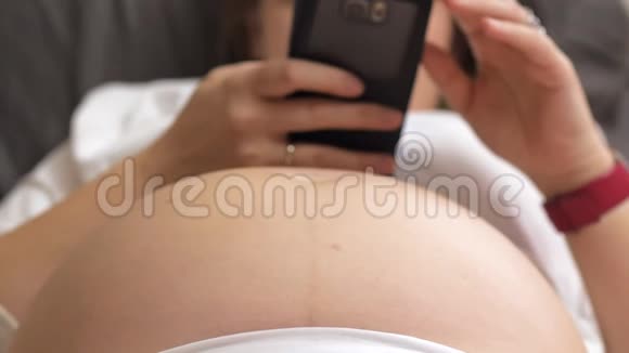 有细胞的孕妇宝宝踢肚子视频的预览图