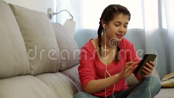 年轻女子用电话听音乐视频的预览图