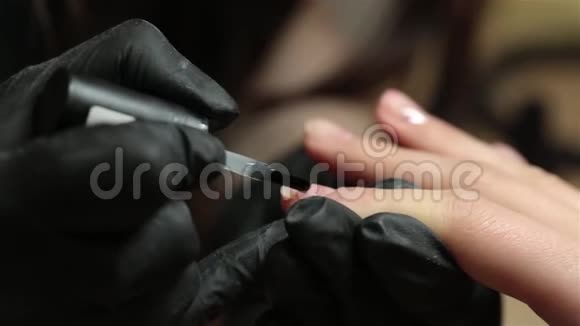 伪装波兰指甲美容沙龙里的女人接受美容师的美甲录像片段视频的预览图