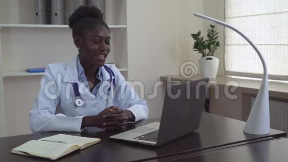 医学博士女士使用VoIP进行咨询视频的预览图