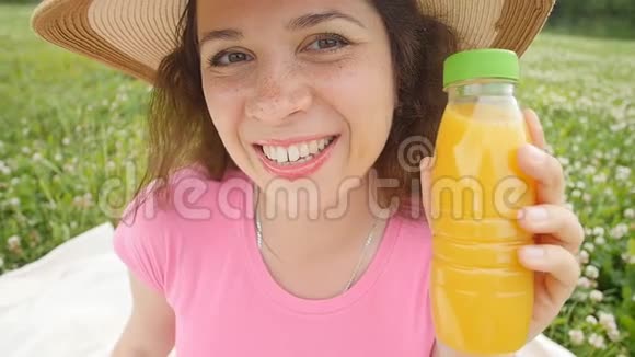 花园里快乐的女人要喝橙汁视频的预览图