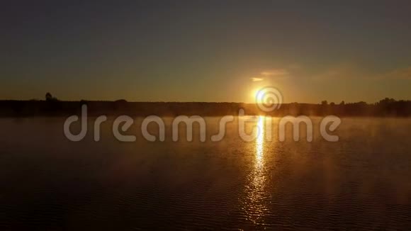 4K空中神奇的雾在日落时越过池塘视频的预览图