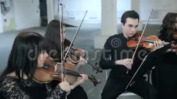 小提琴手在大厅里演奏音乐视频的预览图