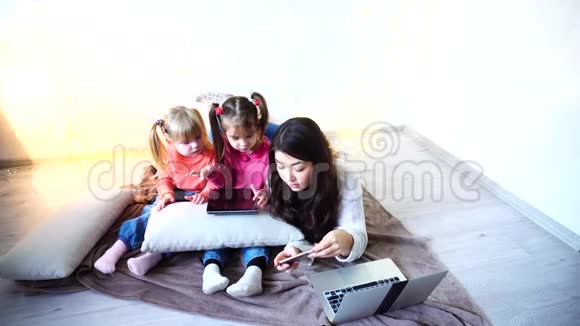 女孩使用新技术如平板电脑和智能手机的背景视频的预览图
