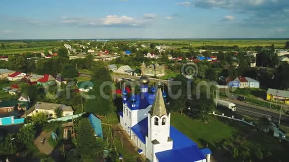 俄罗斯城镇寺庙的鸟瞰图视频的预览图