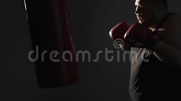 超重男子打拳打袋与不安全慢动作战斗视频的预览图