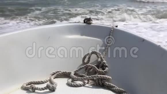 海边的老船风的天气海浪在海湾绳子收起来视频的预览图
