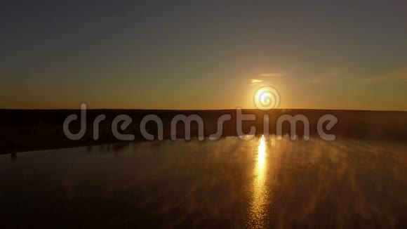 4K空中神奇的雾在日落时越过池塘视频的预览图