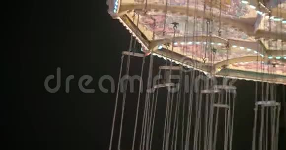 在一个旋转着的狂欢节上近距离的挥杆视频的预览图
