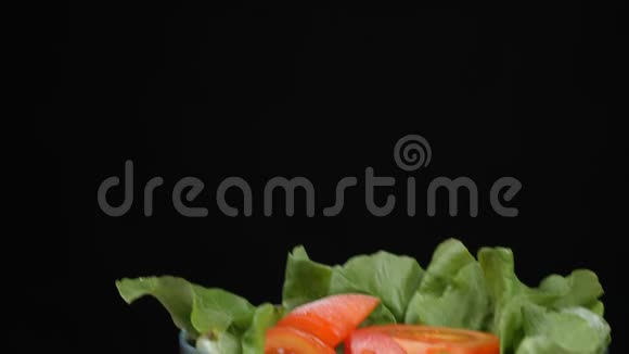 番茄沙拉和绿色沙拉叶片洋葱和羊奶酪在木板上视频的预览图