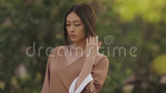 传统日式和服在户外的亚洲女人视频的预览图