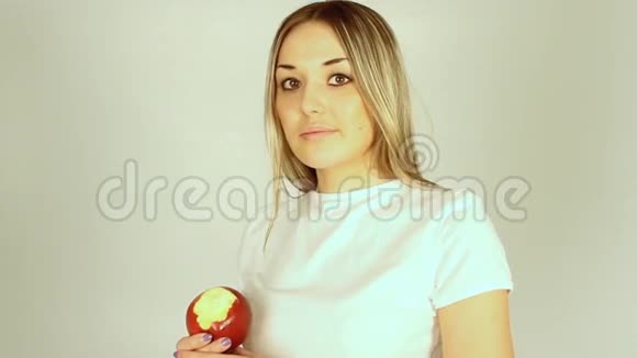 女孩拿着大红苹果视频的预览图