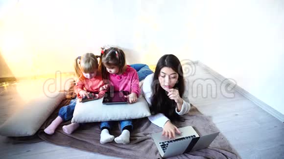 女孩使用新技术如平板电脑和智能手机的背景视频的预览图