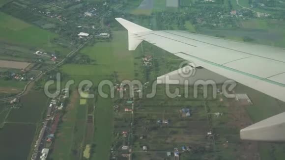 从飞机到飞机机翼的视野和曼谷上空的积云视频的预览图
