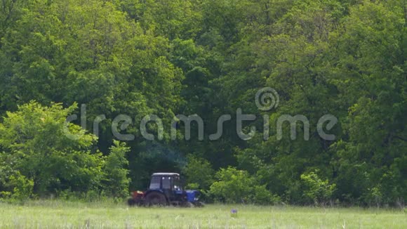 拖拉机沿着森林行驶视频的预览图