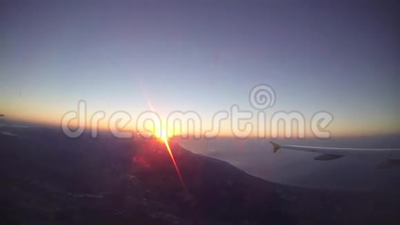 日落时分的机翼飞机视频的预览图