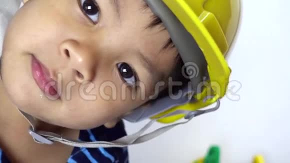 戴着工程师帽子的亚洲小男孩视频的预览图