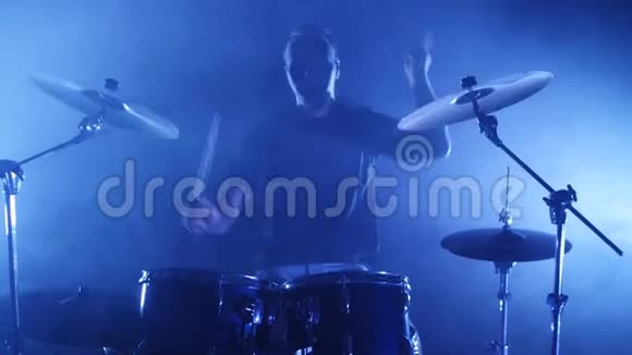 音乐会摇滚乐队在舞台上表演鼓手戴面具音乐视频朋克重金属或摇滚团体视频的预览图