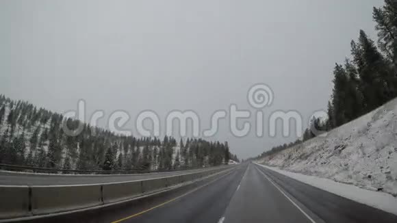 半卡车在寒冷的冬季公路上通行视频的预览图