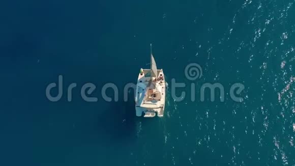 双体船在海上航行双体船在风中航行的空中射击视频的预览图