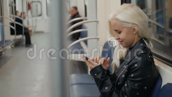 女人在地铁里使用智能手机年轻女孩在火车运输学生视频的预览图