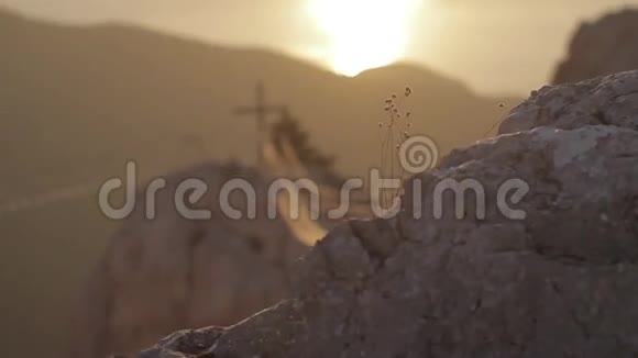 日落时的天主教十字架视频的预览图