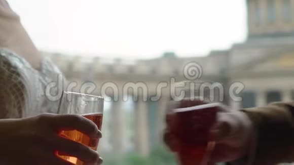 新娘和新郎或男人和女人用起泡葡萄酒碰杯视频的预览图