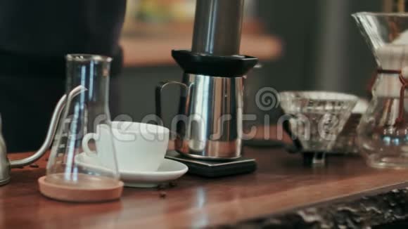 咖啡师用过滤器倒水视频的预览图