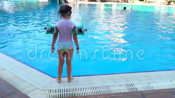 小女孩跳进游泳池视频的预览图
