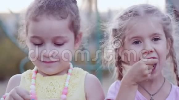 两个小女孩的女朋友卷发蓝眼睛吃冰淇淋笑视频的预览图