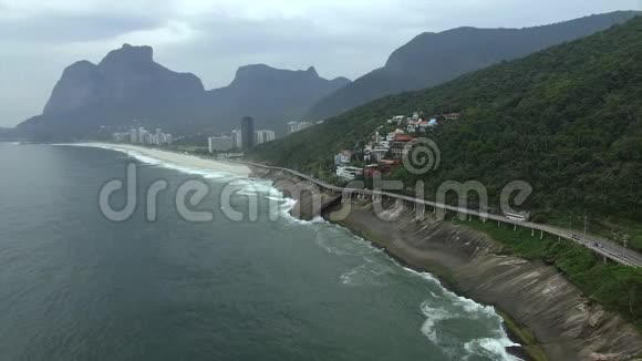 在海边上高速公路奇妙的道路和自行车道自行车和道路轨道和旁边的蓝色海洋在里约热内卢市视频的预览图