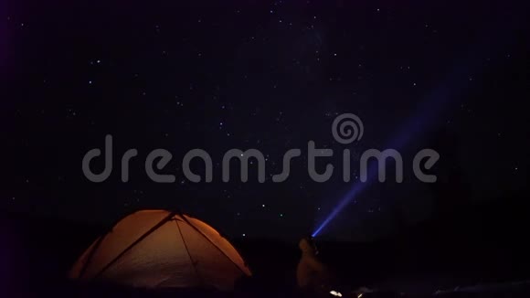 在夜晚露营的上方移动星星人类喜欢篝火视频的预览图