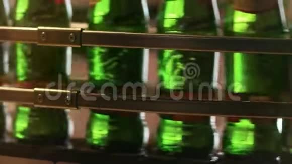 啤酒生产线啤酒厂传送带瓶子在生产线上移动视频的预览图