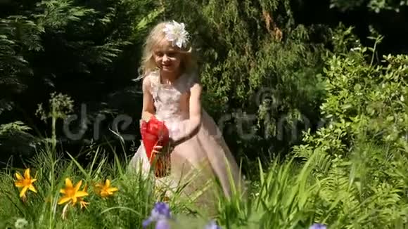 小女孩在花园里用水缸浇花视频的预览图