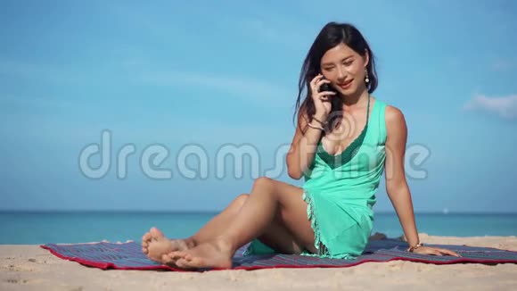 旅行女孩在海滩上打电话视频的预览图