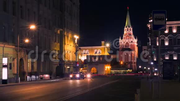 克里姆林宫附近的夜街生活和繁忙的交通4K长曝光时间推移莫斯科俄罗斯视频的预览图