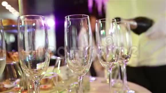服务员被安排酒杯餐厅的宴会桌宴会桌上的空杯新年视频的预览图